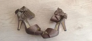 Zapatos de tacón marrón y dorado