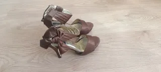 Zapatos de tacón marrón y dorado