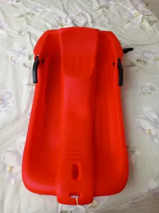 Trineo de nieve rojo