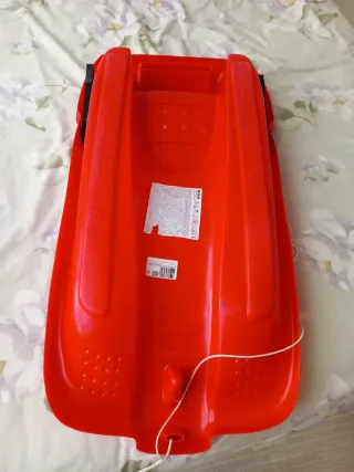 Trineo de nieve rojo