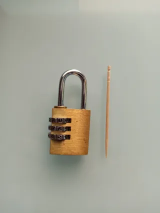 Candado de combinación dorado