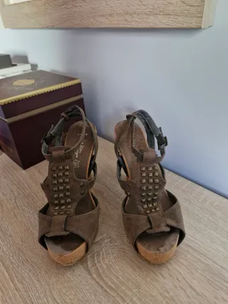 Sandalias tacón cuña corcho tachuelas