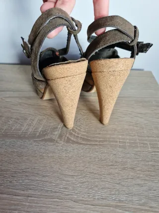 Sandalias tacón cuña corcho tachuelas