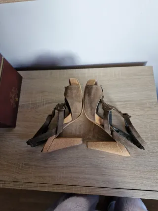 Sandalias tacón cuña corcho tachuelas