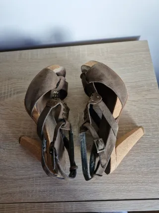 Sandalias tacón cuña corcho tachuelas