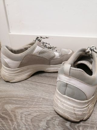 Zapatillas grises y blancas