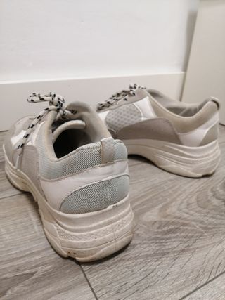 Zapatillas grises y blancas