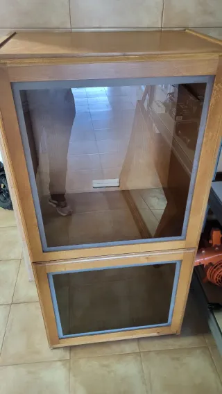 Mueble de madera y cristal