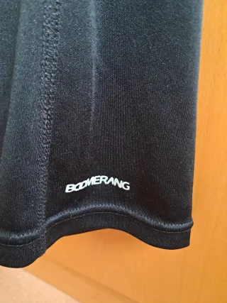 Camiseta deportiva Boomerang negra y rosa