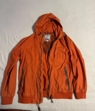 Chaqueta con capucha naranja