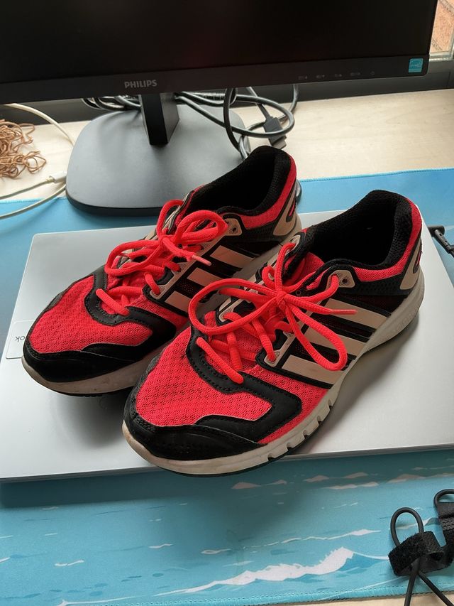 Deportivas Adidas Talla 36.5 Negras y Rojas