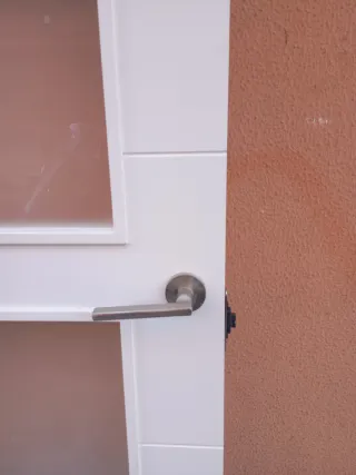 Puerta de interior blanca con 4 cristales