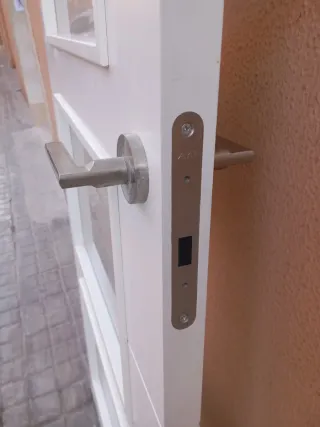 Puerta de interior blanca con 4 cristales