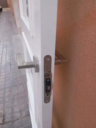 Puerta de interior blanca con 4 cristales