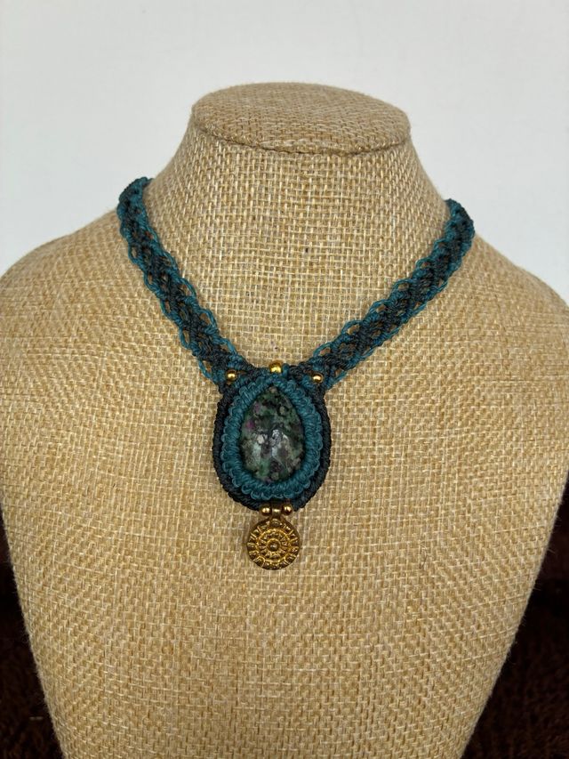 Gargantilla macramé con piedra central