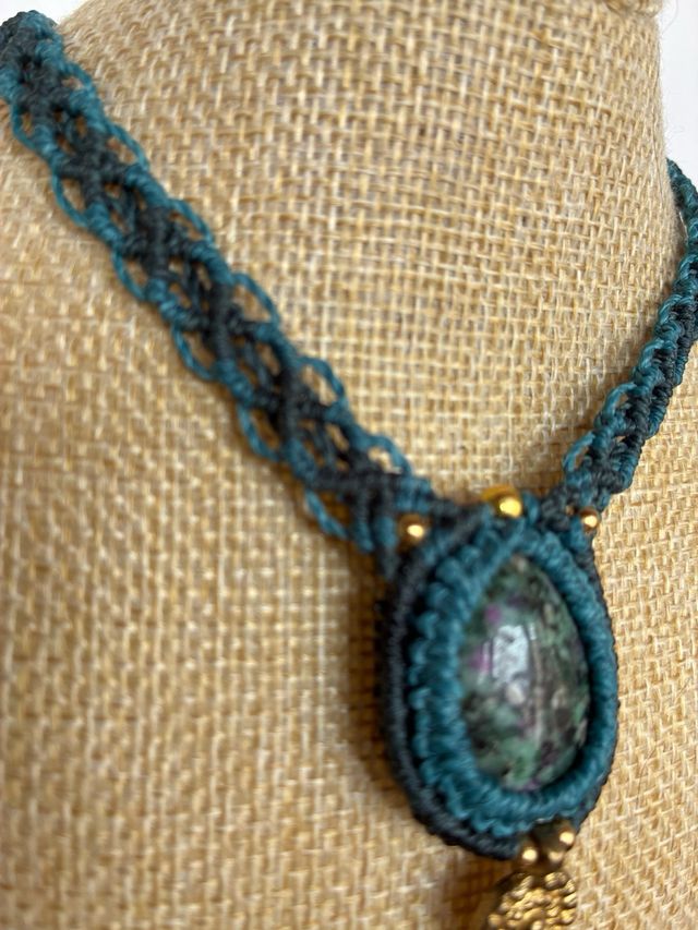 Gargantilla macramé con piedra central