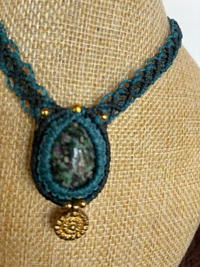 Gargantilla macramé con piedra central