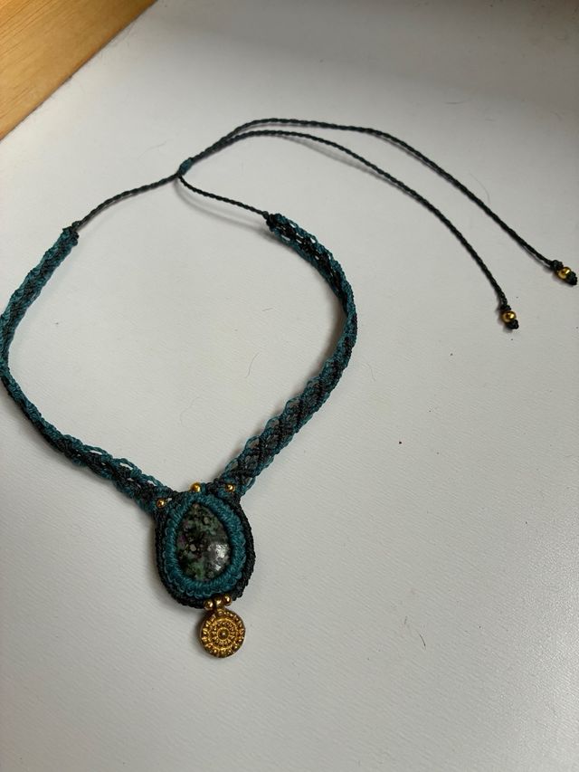 Gargantilla macramé con piedra central