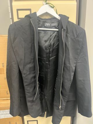 Americana Zara Negra con Capucha