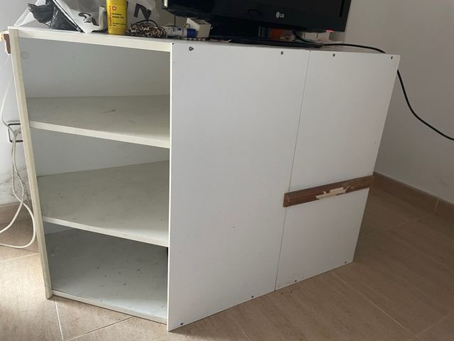 Estantería o mesa blanca y madera