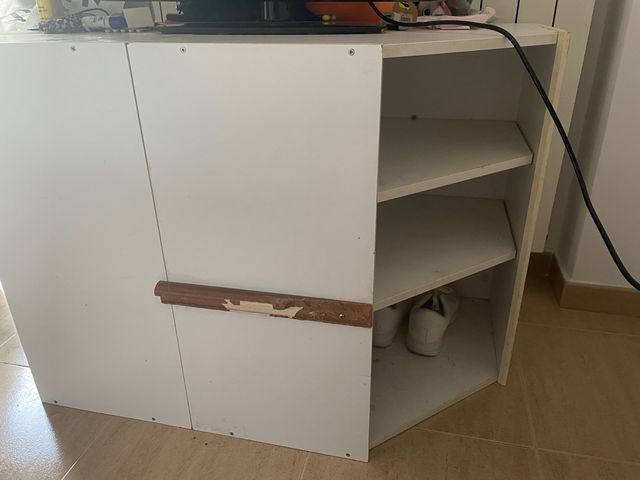 Estantería o mesa blanca y madera