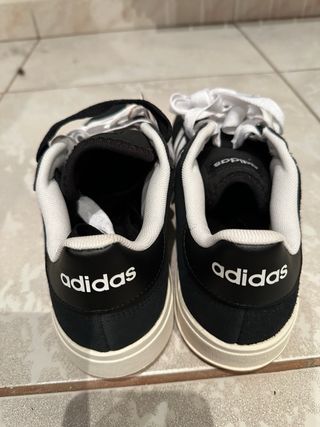 Adidas Bambas Talla 44 Negras y Blancas