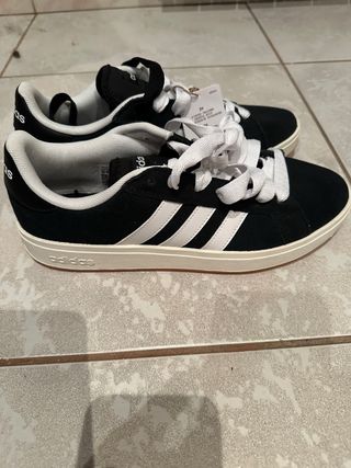 Adidas Bambas Talla 44 Negras y Blancas