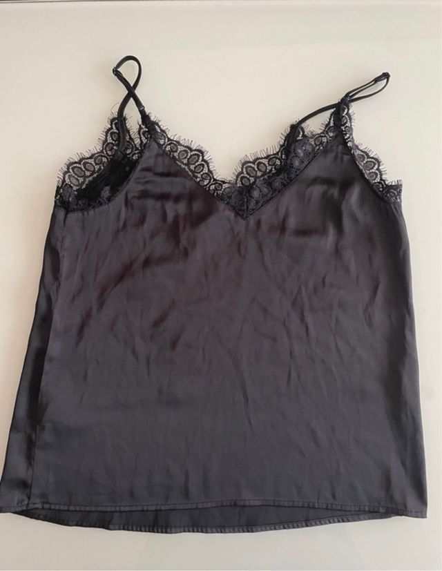 Blusa lencera negra con encaje