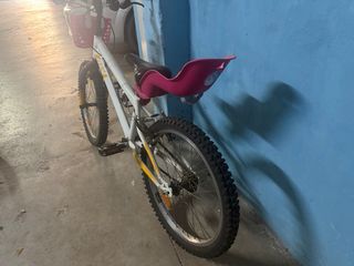 Bicicleta niña blanca con cesta rosa