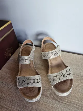 Sandalias de piel plateadas