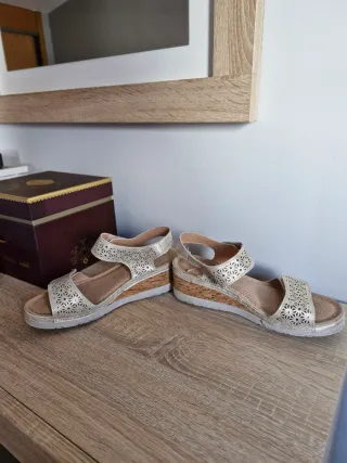 Sandalias de piel plateadas