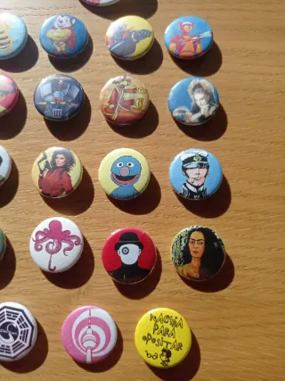 Lote 20 chapas/pins variados por 2 euros