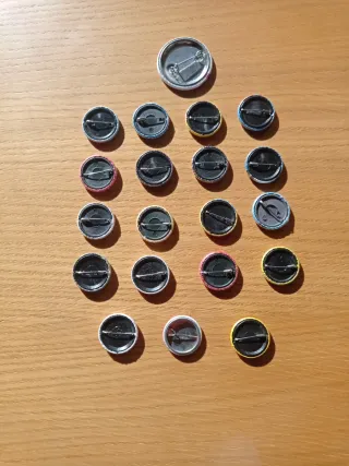 Lote 20 chapas/pins variados por 2 euros