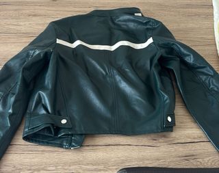 Chaqueta cuero Bershka verde con rayas