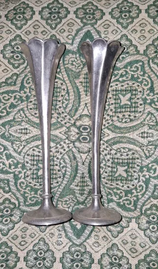 Due portacandele in metallo antichi