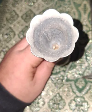 Due portacandele in metallo antichi