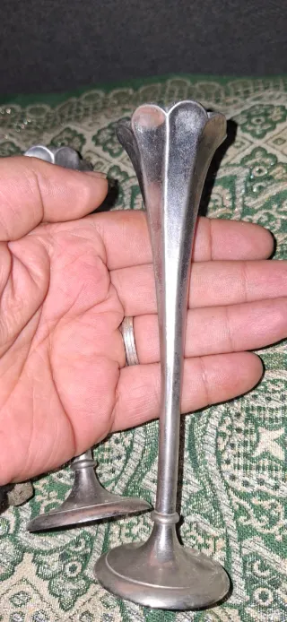 Due portacandele in metallo antichi