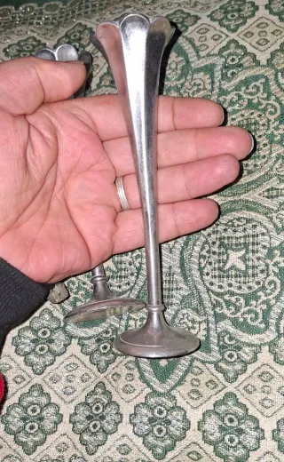 Due portacandele in metallo antichi