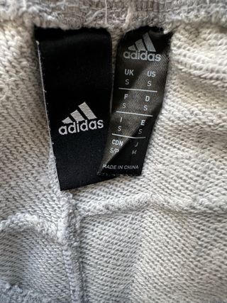 Pantalón Adidas Gris