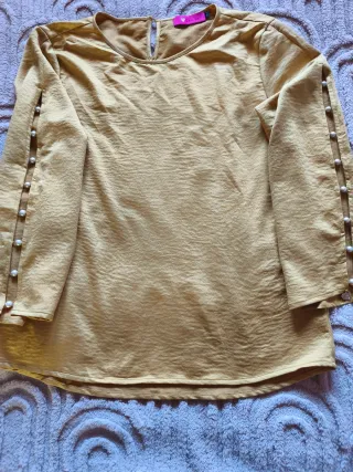 Blusa dorada con perlas