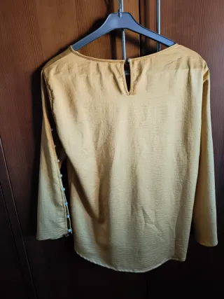 Blusa dorada con perlas