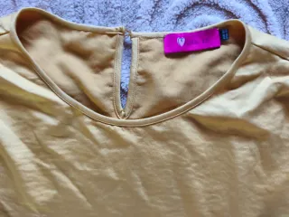 Blusa dorada con perlas