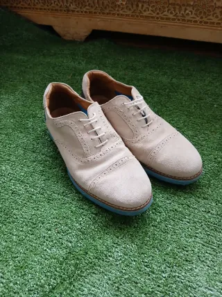 Zapatos de vestir beige y azul