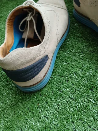 Zapatos de vestir beige y azul