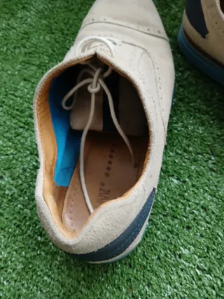 Zapatos de vestir beige y azul