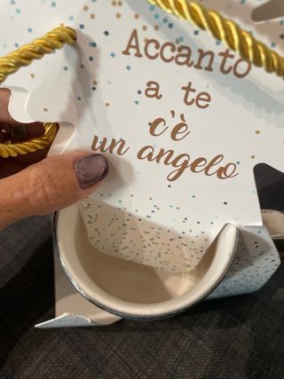 Tazza con angelo decorativo
