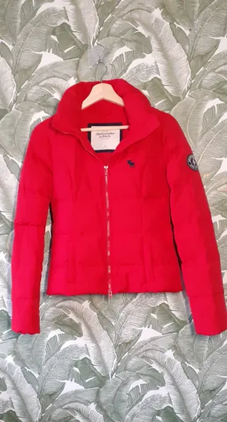 Abrigo plumífero Abercrombie rojo talla XS