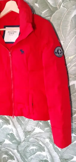 Abrigo plumífero Abercrombie rojo talla XS
