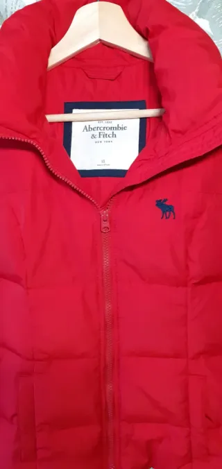 Abrigo plumífero Abercrombie rojo talla XS