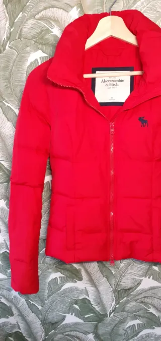 Abrigo plumífero Abercrombie rojo talla XS